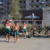 Gli atleti allontanandosi dalla zona cambio allestita per l'occasione, si avvicinano alla spiaggia. 